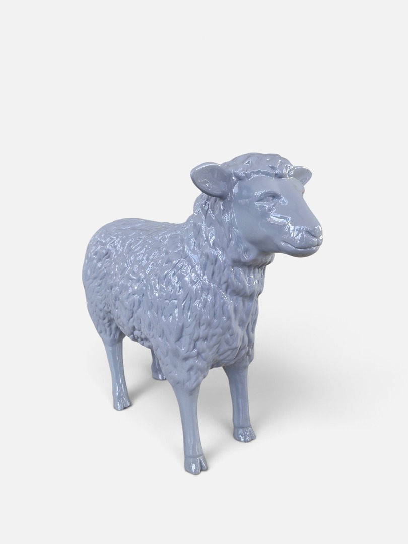 Schaf pecora sheep Graue Schaf-Gartenfigur mit detaillierter Wolloberfläche, stilvolle Dekoration.