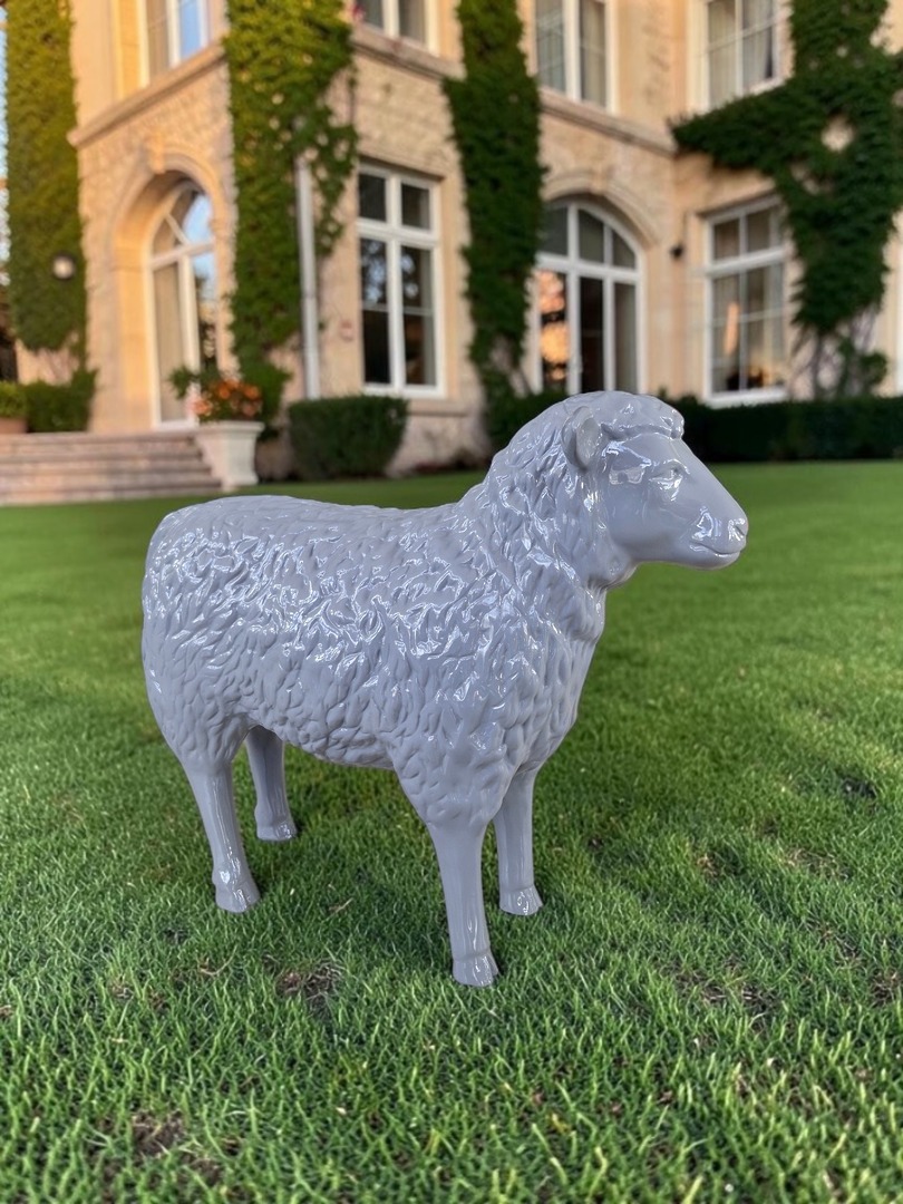 Graue Schaf Gartenfigur, detailreich und realistisch gestaltet, ideal für den Außenbereich.