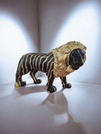 Löwe Statue lebensgroß: Schwarz-goldene Deko Figur im italienischen Design, 190 cm hoch.