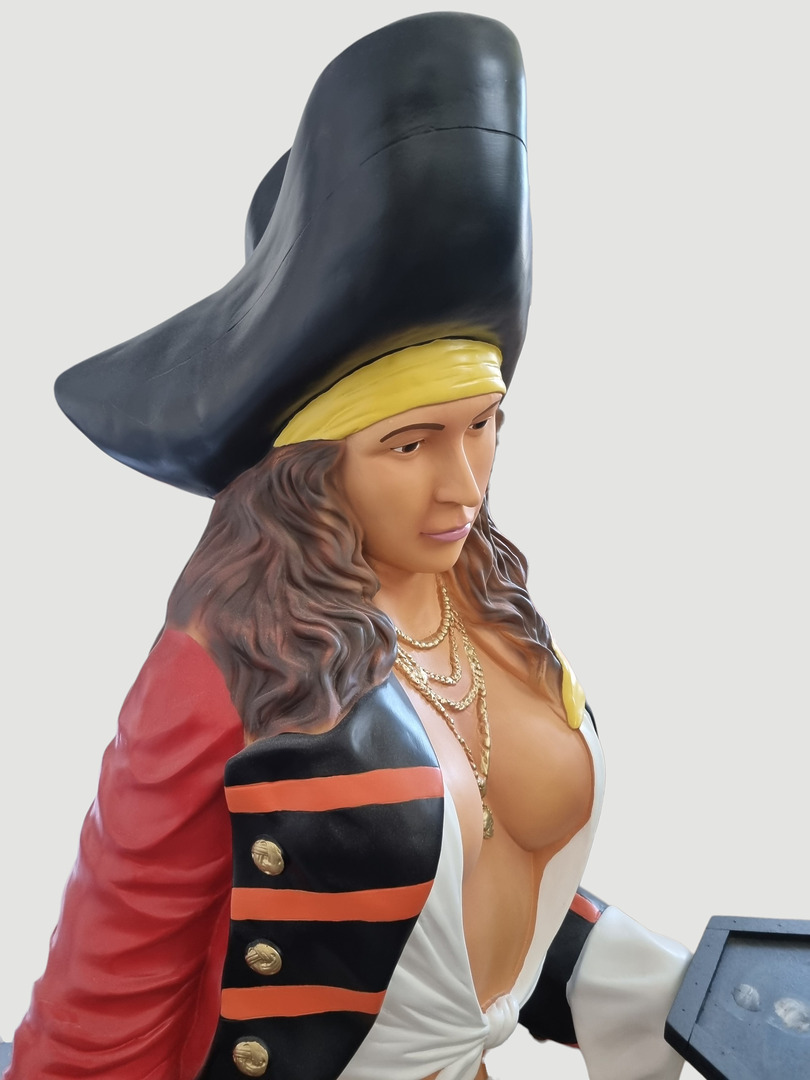 Piraten-Galionsfigur Statue: Dekorative Piratenstatue mit großem Hut und offenherzigem Mieder.