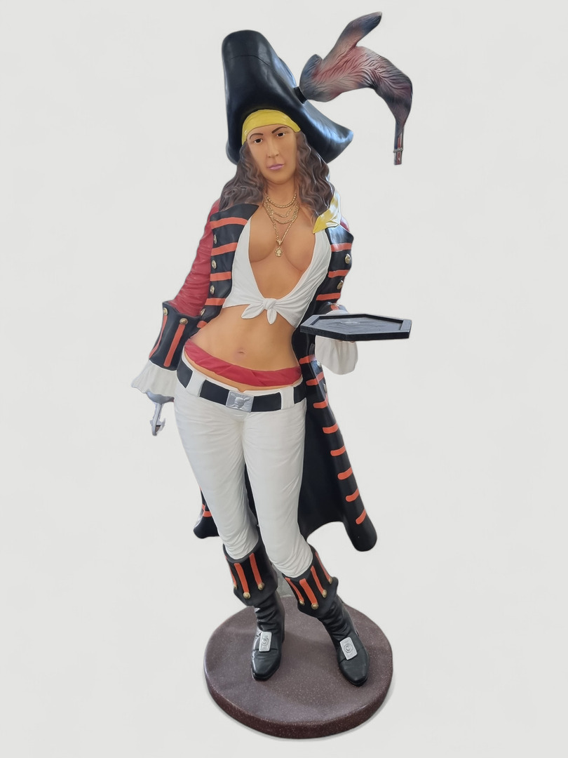 Gastro deko Piratenstatue: Frau in rotem Mantel, weißen Hosen und schwarzem Dreispitz mit Tablett