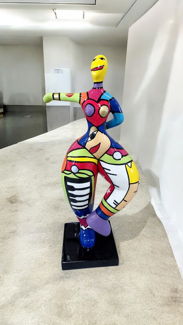 Handbemalte Bunte Frauenstatue mit abstrakten Mustern und glänzendem Finish.