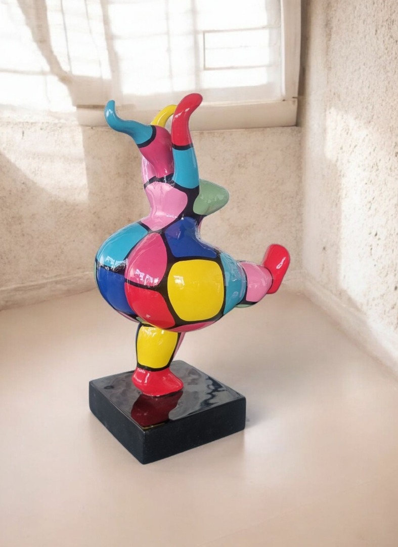 NANA Dynamische "NANA" Skulptur: Abstrakte, handbemalte Kunstharz Skulptur bis 85 cm.