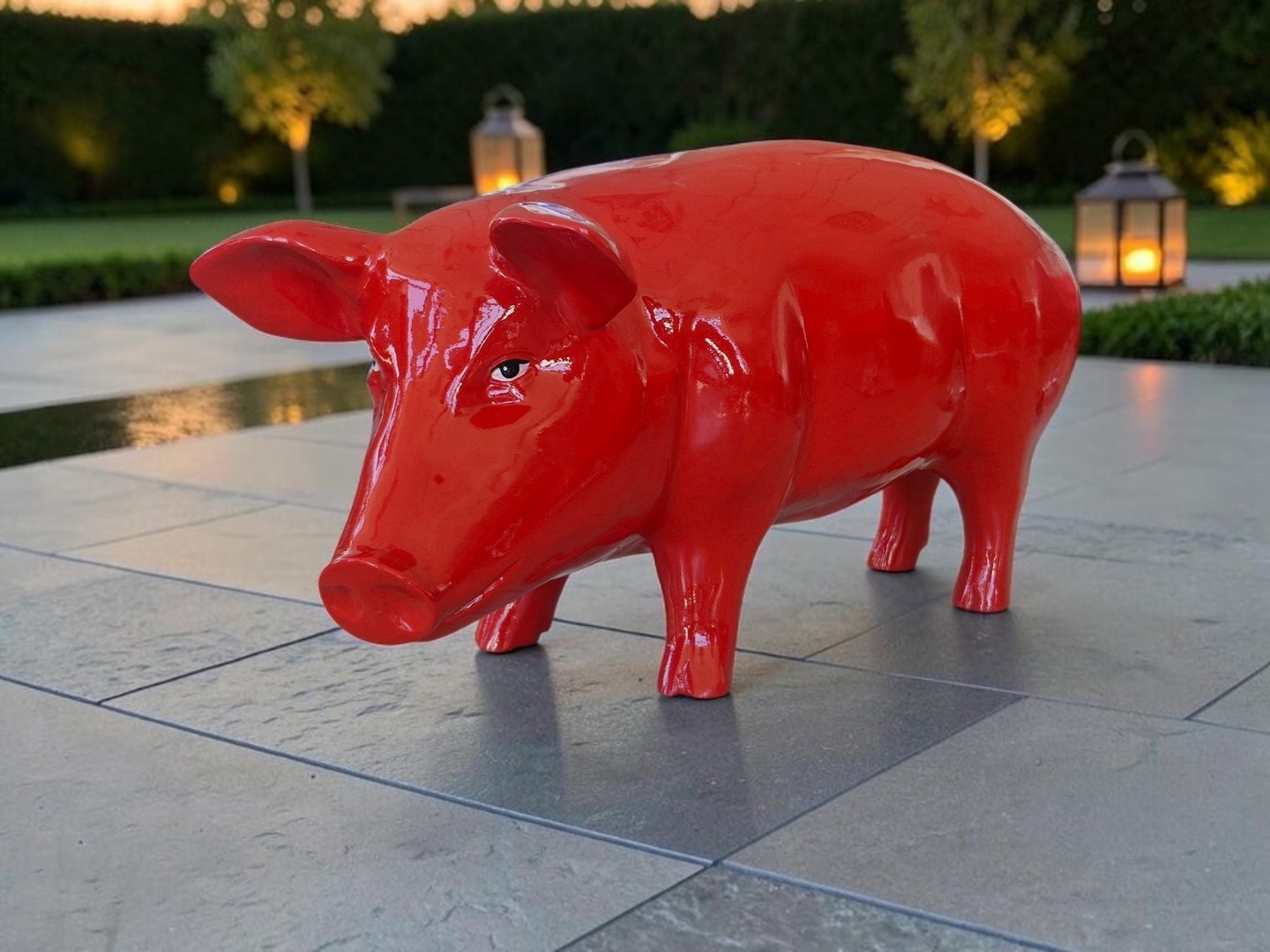 Rote Schweinefigur als Dekoration für Haus und Garten, glänzende Oberfläche.