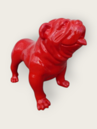 Englische Bulldogge, bunt lackiert: rote, lebensgroße Bulldoggen-Statue im modernen Design.