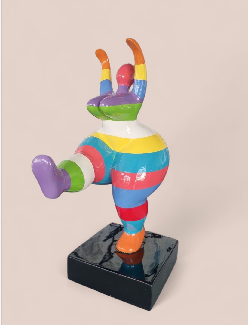 Nana Dynamische abstrakte Skulptur "NANA": Handbemalte Kunstharz Skulptur in bunten Streifen.