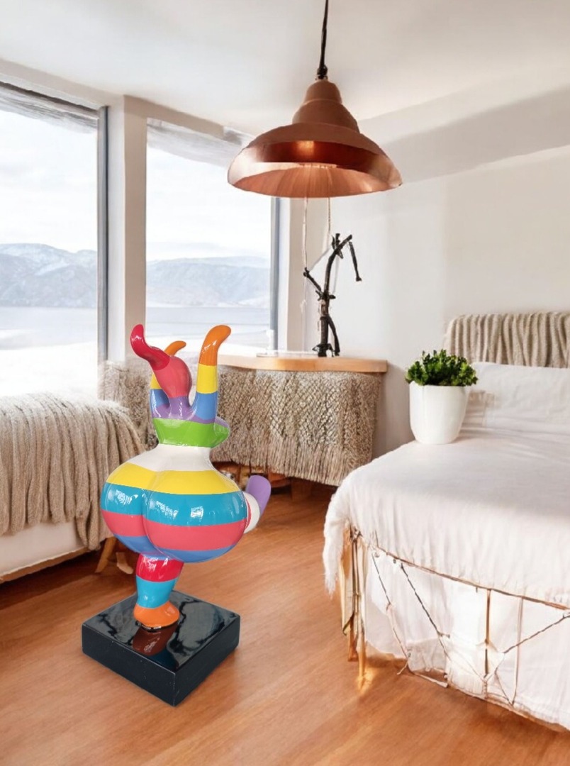 Nana Bunte Skulptur in modernem Schlafzimmer