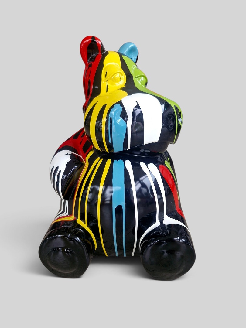 Handbemalte Deko-Figur Nilpferd, 50 cm, in leuchtenden Farben mit tropfendem Farbmuster.