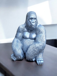 Silberner Gorilla große deko figuren bei shop.garten-fantasy.de