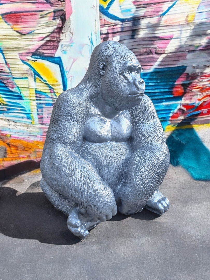 gorilla Lebensgroße silberne Gorilla-Figur, 75 cm. Majestätischer Blickfang als Gorilla-Dekoration.