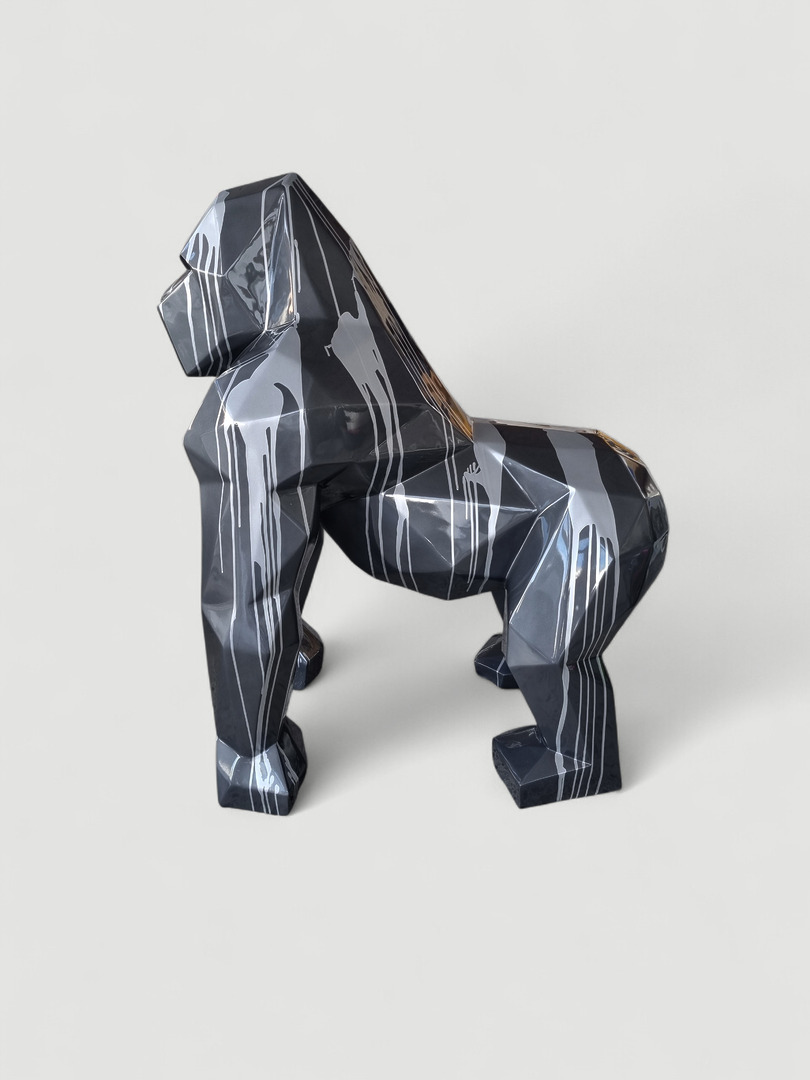 Große Gorilla-Figur im Modernen Polygonal-Design 128 cm. Moderner Gorilla mit Farbtropfen.
