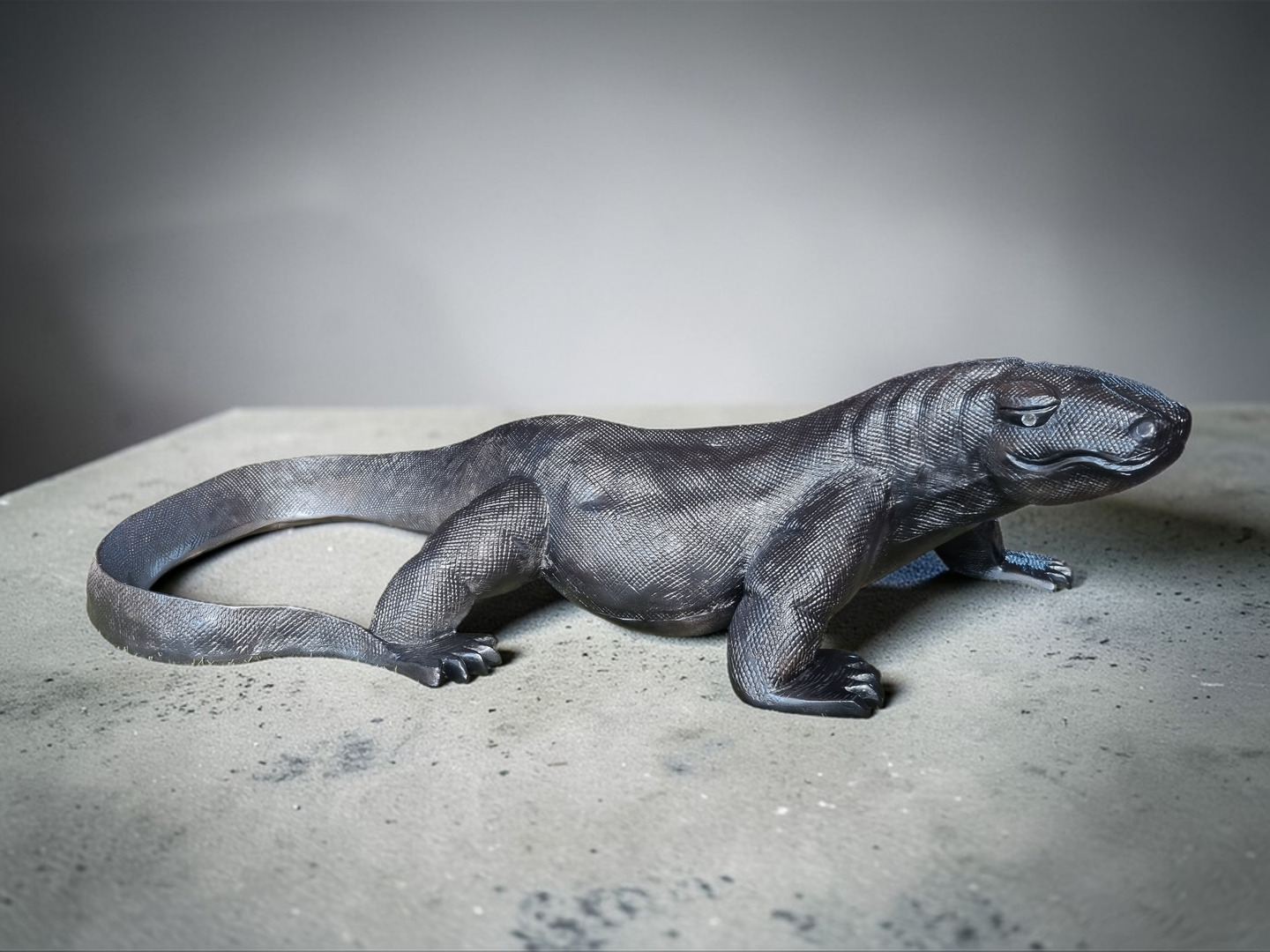 Komodowaran Lebensgroßer Waran Varanus Deko figur: 100 cm große, graue Waran-Dekofigur.