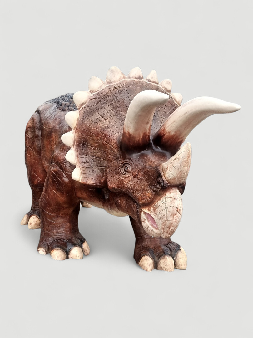 Lebensgroßer Triceratops Dinosaurier Figur: Detailgetreue, braune Nachbildung mit Hörnern und Nackenschild