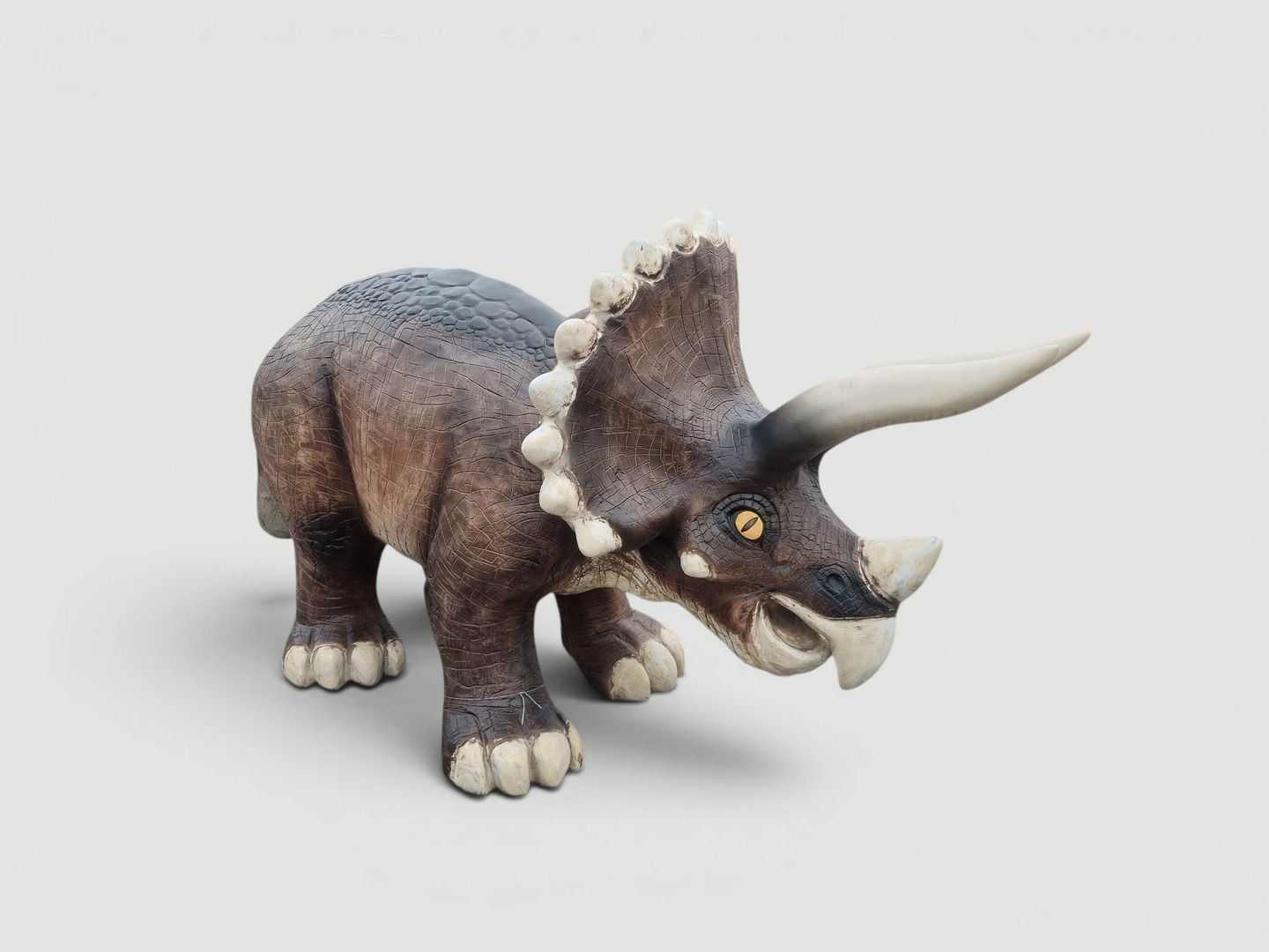Lebensgroßer Triceratops Dinosaurier Parkfigur 250 cm: Detailgetreue Nachbildung mit Hörnern und Nackenschild