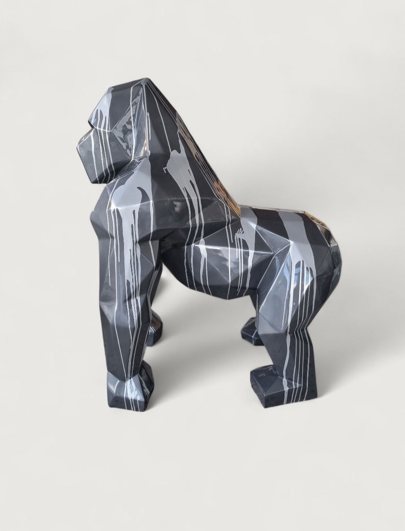 Gorilla Große Gorilla-Figur: Moderner 128 cm Gorilla im Polygonal-Design mit silbernen Farbakzenten.