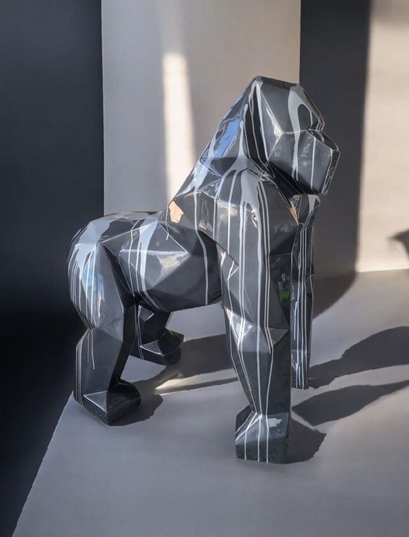 Gorilla Große Gorilla-Figur im Modernen Polygonal-Design, 128 cm. Graue Gorilla Statue mit weißen Farbakzenten.