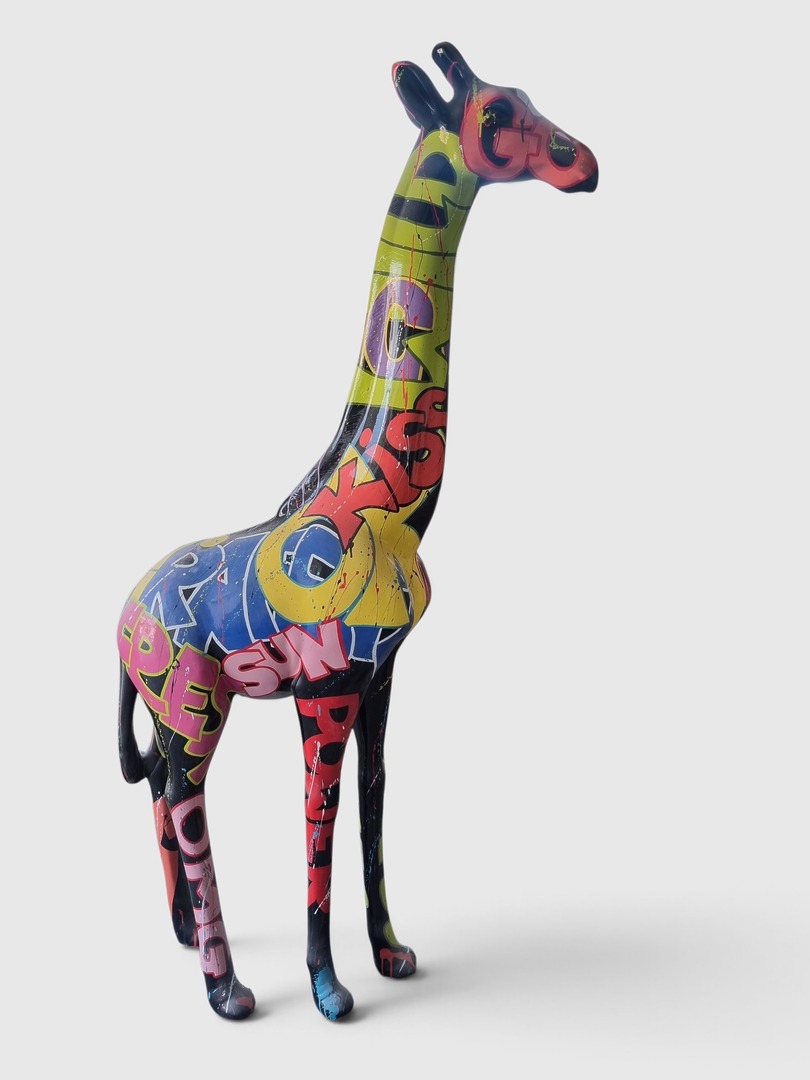 Handbemalte Graffiti Giraffe, lebensgroß lackiert, 205 cm, mit bunten Schriftzügen.