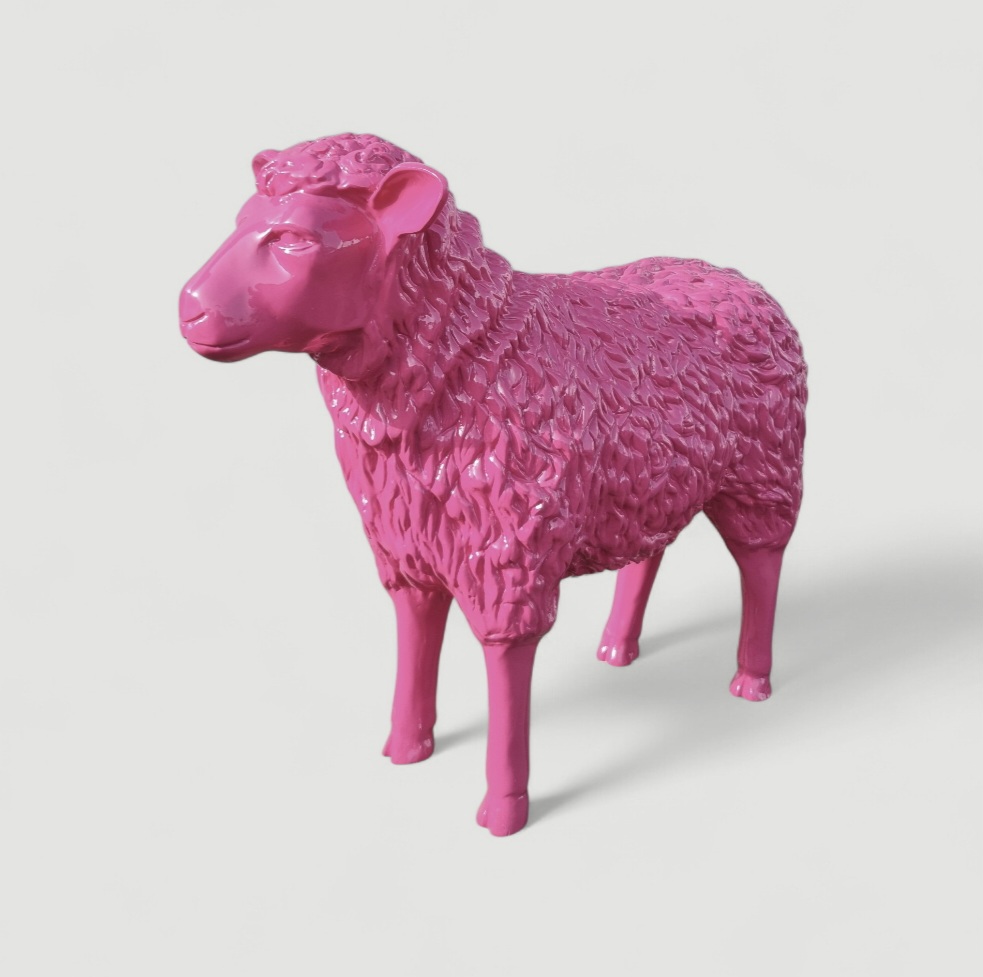 Deko Schaf: Buntes, lebensgroßes (75 cm) Deko Schaf für Haus und Garten. Tierische Dekoration in Pink.