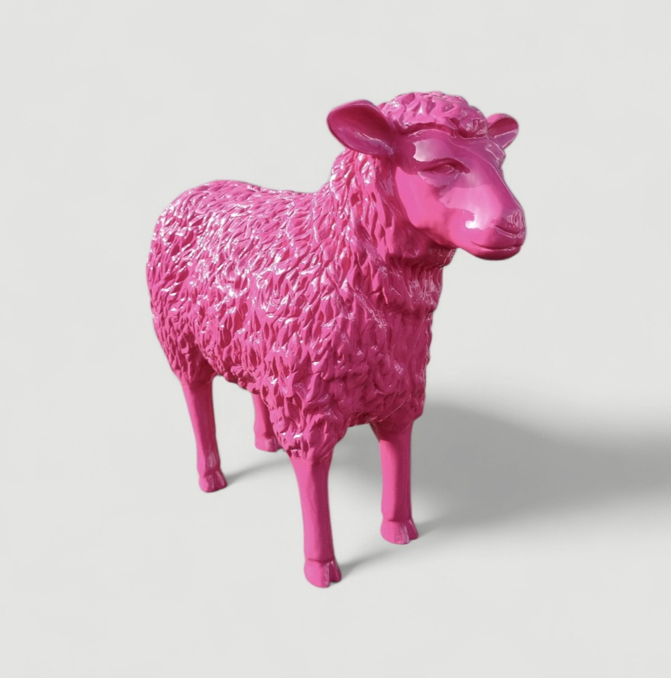 Deko Schaf: Buntes, lebensgroßes (75 cm) Deko Schaf für Haus und Garten. Tierische Dekoration in Pink.