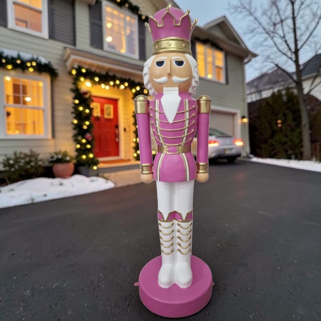 Großer pinker Nussknacker mit Königskrone, Weihnachtsdekoration für den Außenbereich.