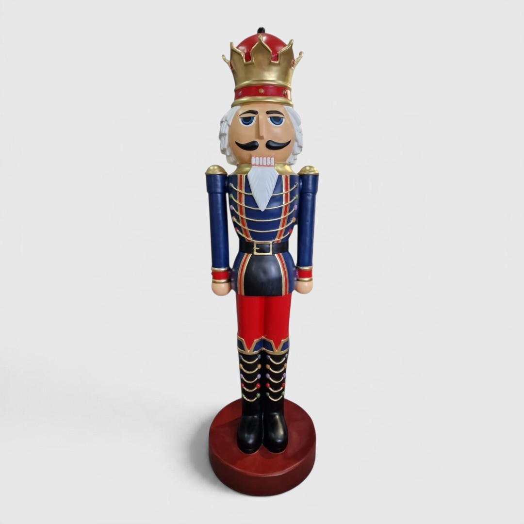 Lebensgroßer Nussknacker König 200 cm mit Krone und Uniform, farbenfrohe Weihnachtsdekoration.