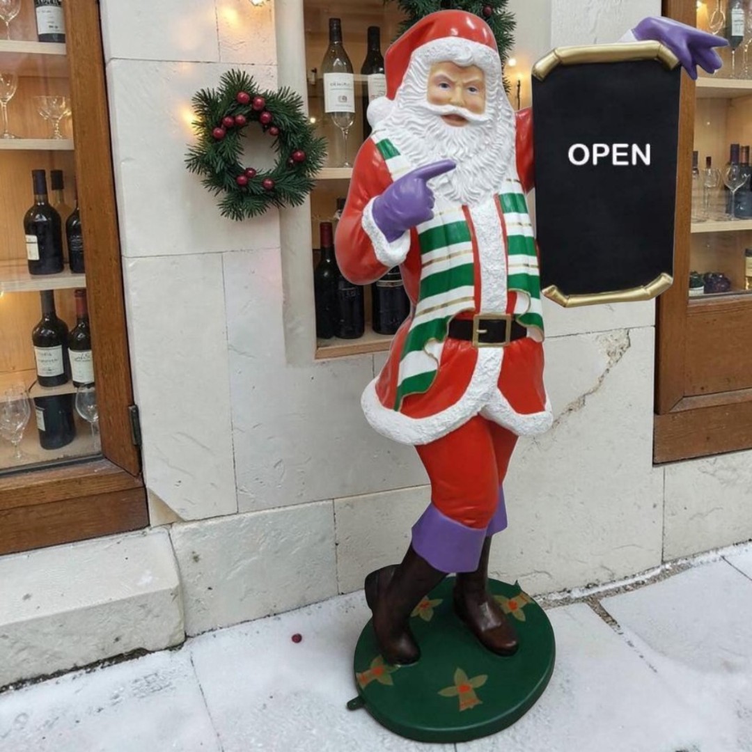 Lebensgroßer stehender Weihnachtsmann aus Kunststoff mit Tafel, 180 cm groß, mit Aufschrift "OPEN".