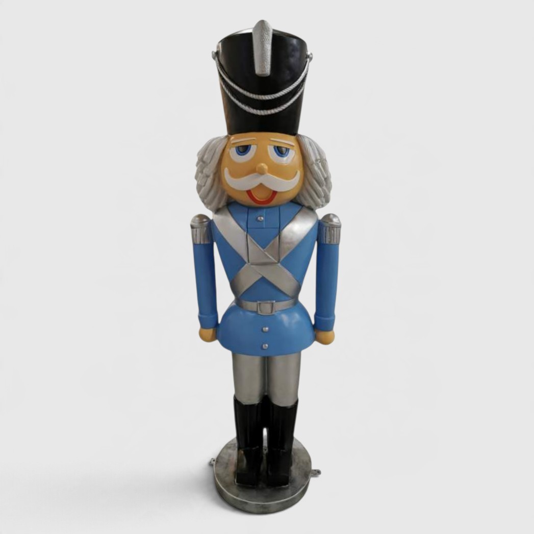 Lebensgroßer Nussknacker in blauer Uniform mit silbernen Akzenten und schwarzem Hut.
