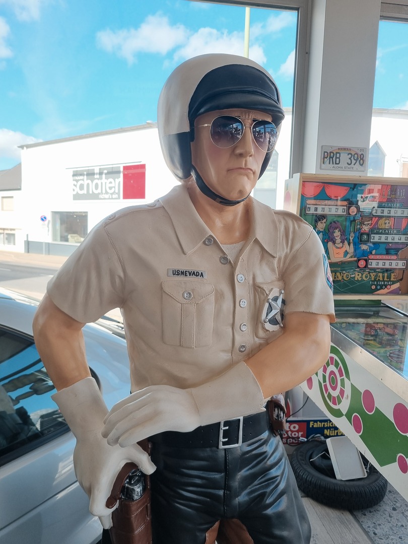 USA Cop Polizist Mann lebensgroß 183 cm Groß: Detailreiche Statue eines Polizisten im typischen USA-Look.