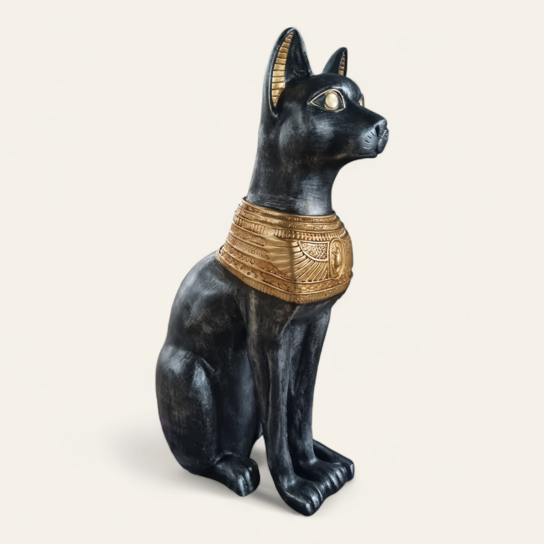 Ägyptische Katze Ägyptische Katze, schwarz mit goldenem Schmuck, 80 cm groß. Schwarz-goldene Statue einer Katze.