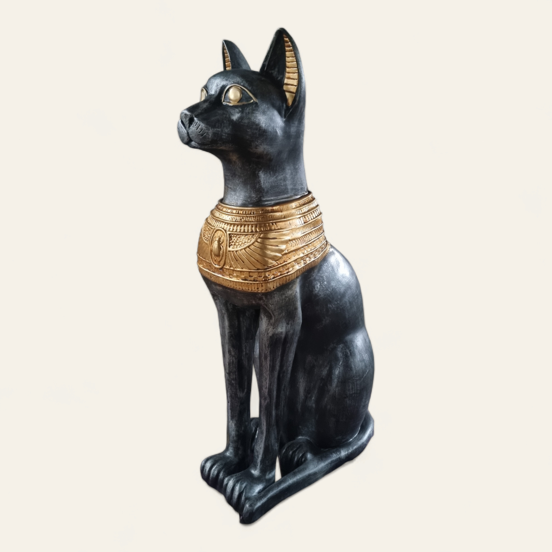 Ägyptische Katze Schwarze Bastet-Statue mit goldenem Kragen. Ägyptische Katzengöttin.