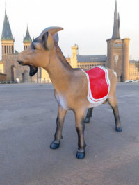 Geißbock braun stehend mit Kappe, 48 cm groß. Dekorative Geißbock Figur.