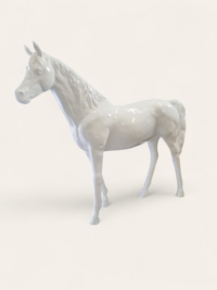 Weiß lackierte, lebensgroße Pferd Skulptur (230cm) als XXL Deko für Haus und Garten.