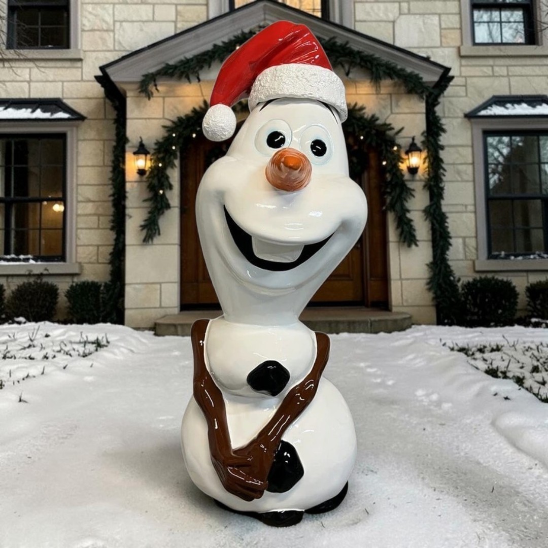 XXL Olaf Schneemann Winter Deko Figur mit rotem Weihnachtsmann-Mütze.