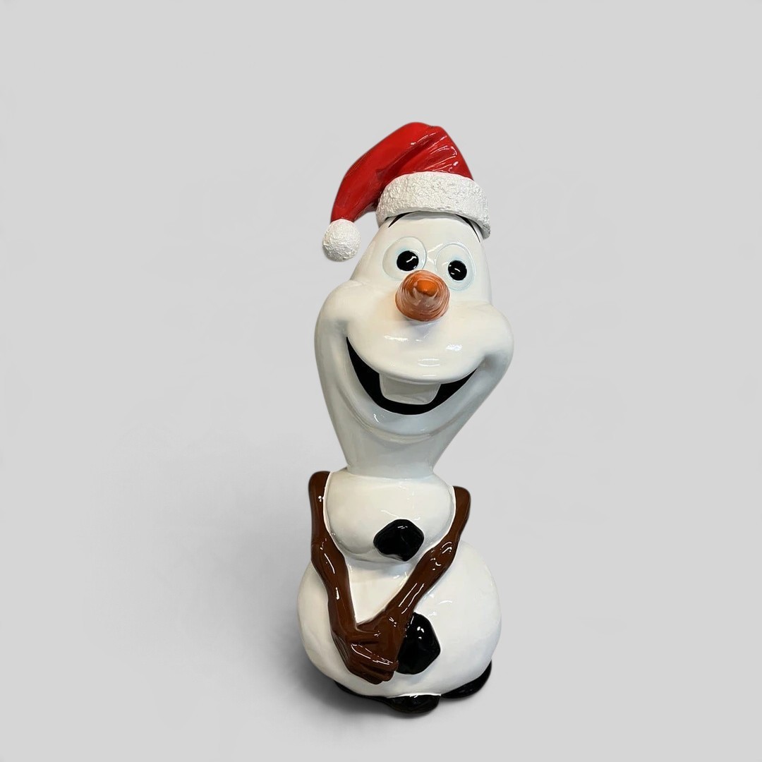 Olaf Schneemann Winter Deko Figur mit Weihnachtsmütze, fröhlich lächelnd.