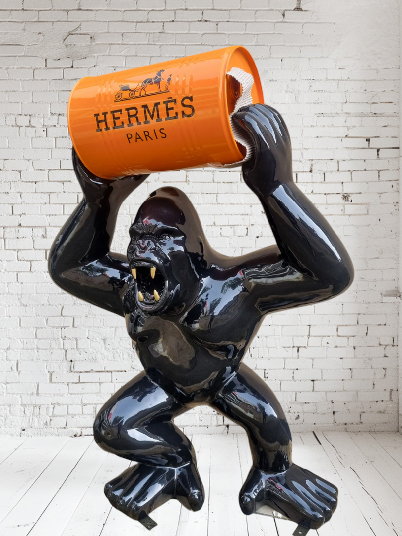Gorilla Gorilla mit Fass: Glänzende schwarze Gorilla Statue (140 cm) mit orangefarbenem Hermes Fass.