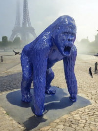 Gorilla Affe Lebensgroß Tierische Deko Figur, bunt lackiert, 130 cm groß vor dem Eiffelturm.