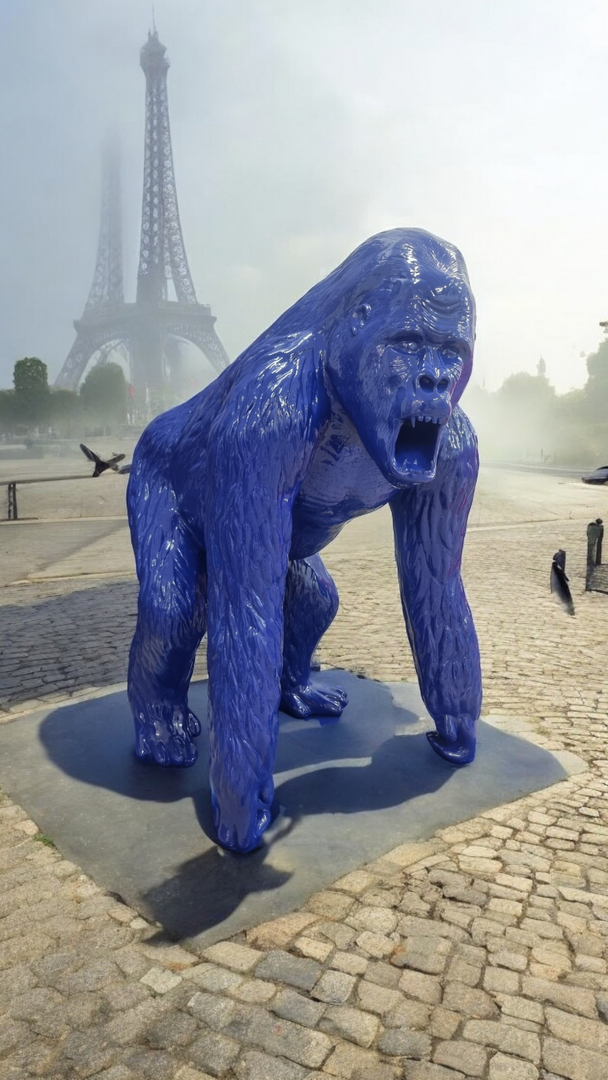 Gorilla Gorilla Affe Lebensgroß Tierische Deko Figur, bunt lackiert, 130 cm groß vor dem Eiffelturm.
