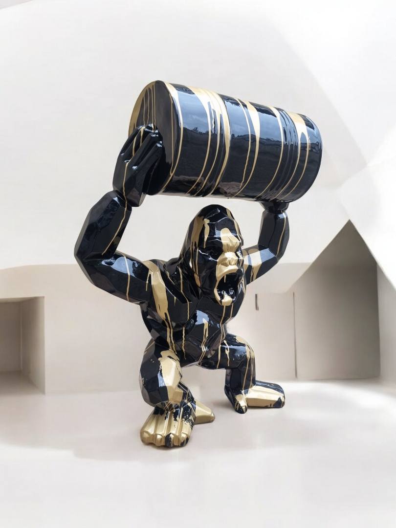 Gorilla Gorilla mit Fass: Neu Collection Kunstbemalung, goldene Designer Deko Skulptur, 97 cm groß.