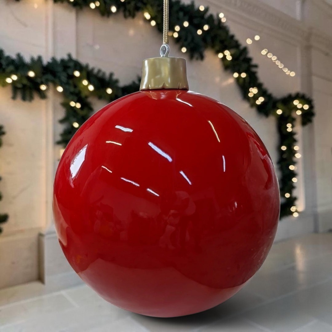 Große rote Weihnachtsbaumkugel mit 100 cm Durchmesser, glänzend und zum Aufhängen.