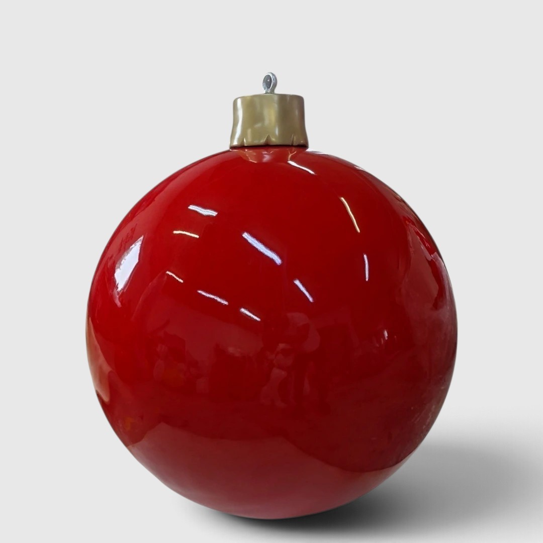 Große rote Weihnachtsbaumkugel, 100 cm Durchmesser, glänzende Oberfläche, zum Aufhängen.