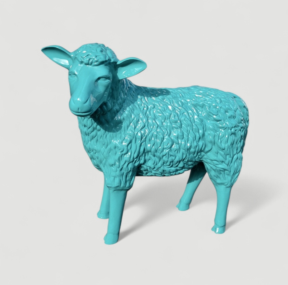 Deko Figur Schaf bunt Lebensgroß: Türkisfarbene Schaf Statue, 75 cm groß.