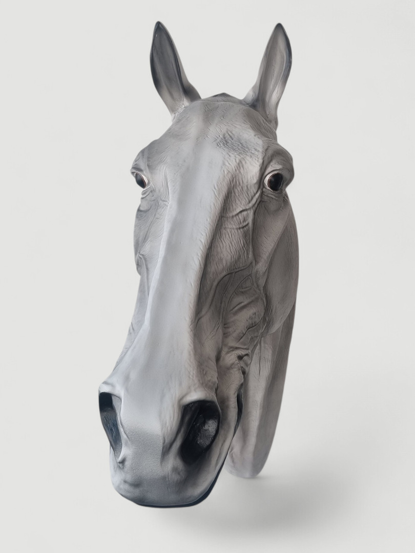 Graue Pferdekopf-Skulptur, Nahaufnahme.