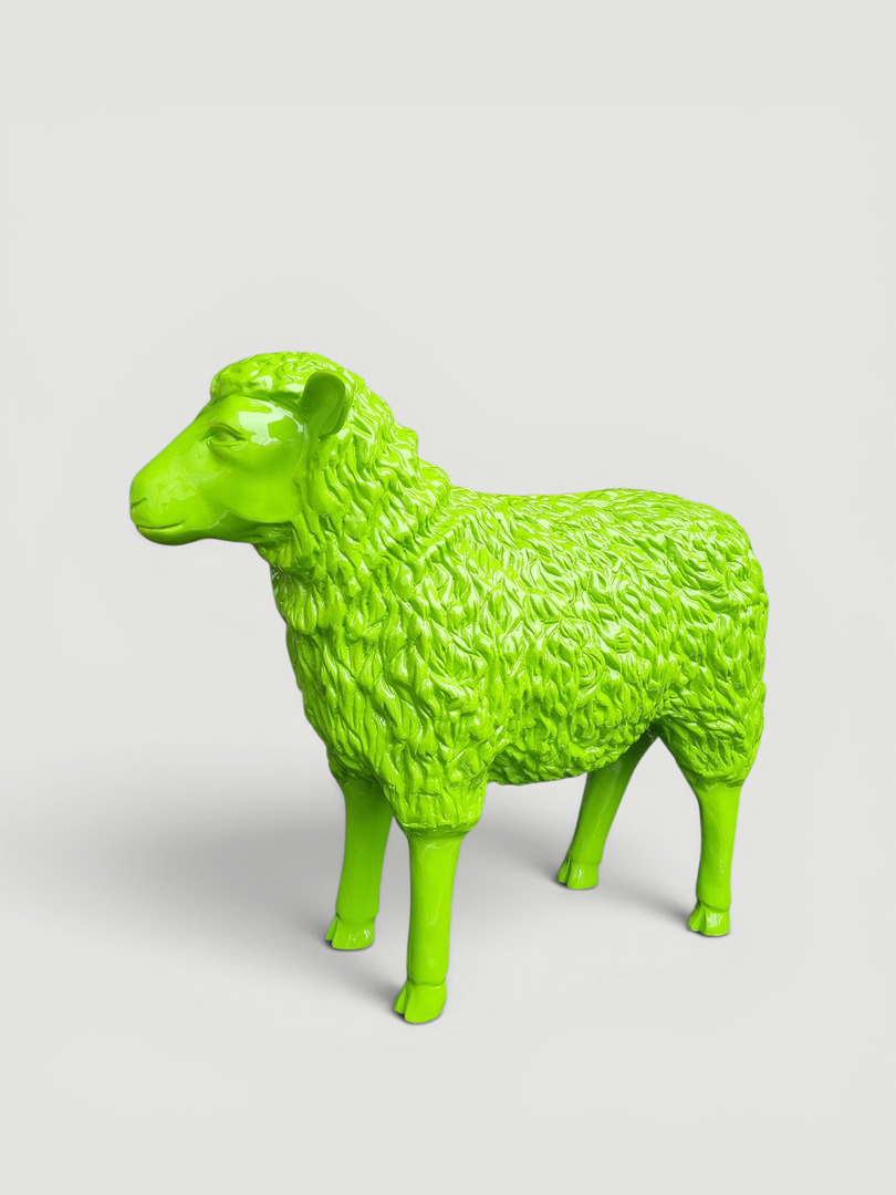 Grüne Deko-Figur eines Schafes, 69 cm groß, im XXL-Format für den Garten.