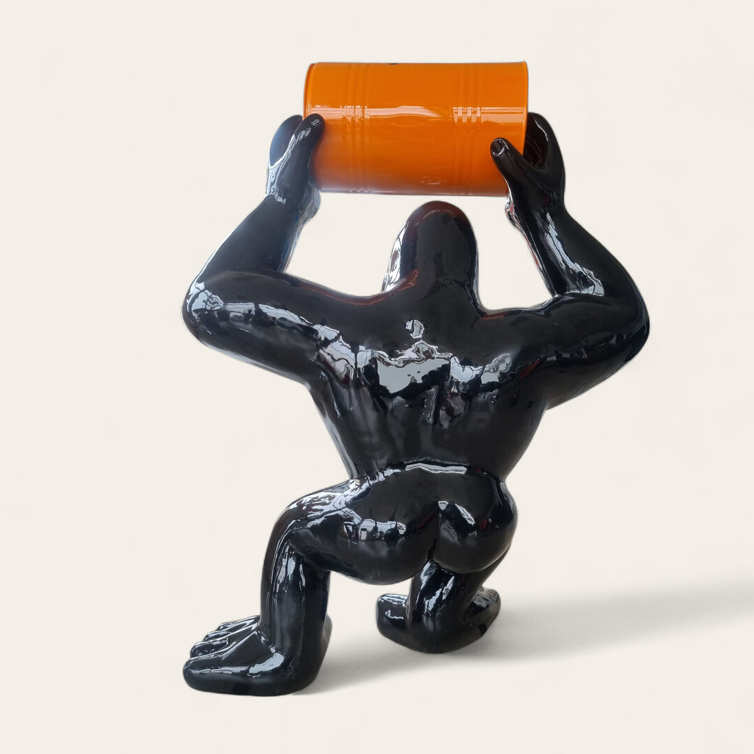 Gorilla Gorilla Affe mit Fass Skulptur: Schwarze Gorilla Figur hält orangefarbenes Fass. Designer Deko erhältlich bis 2,50 m.
