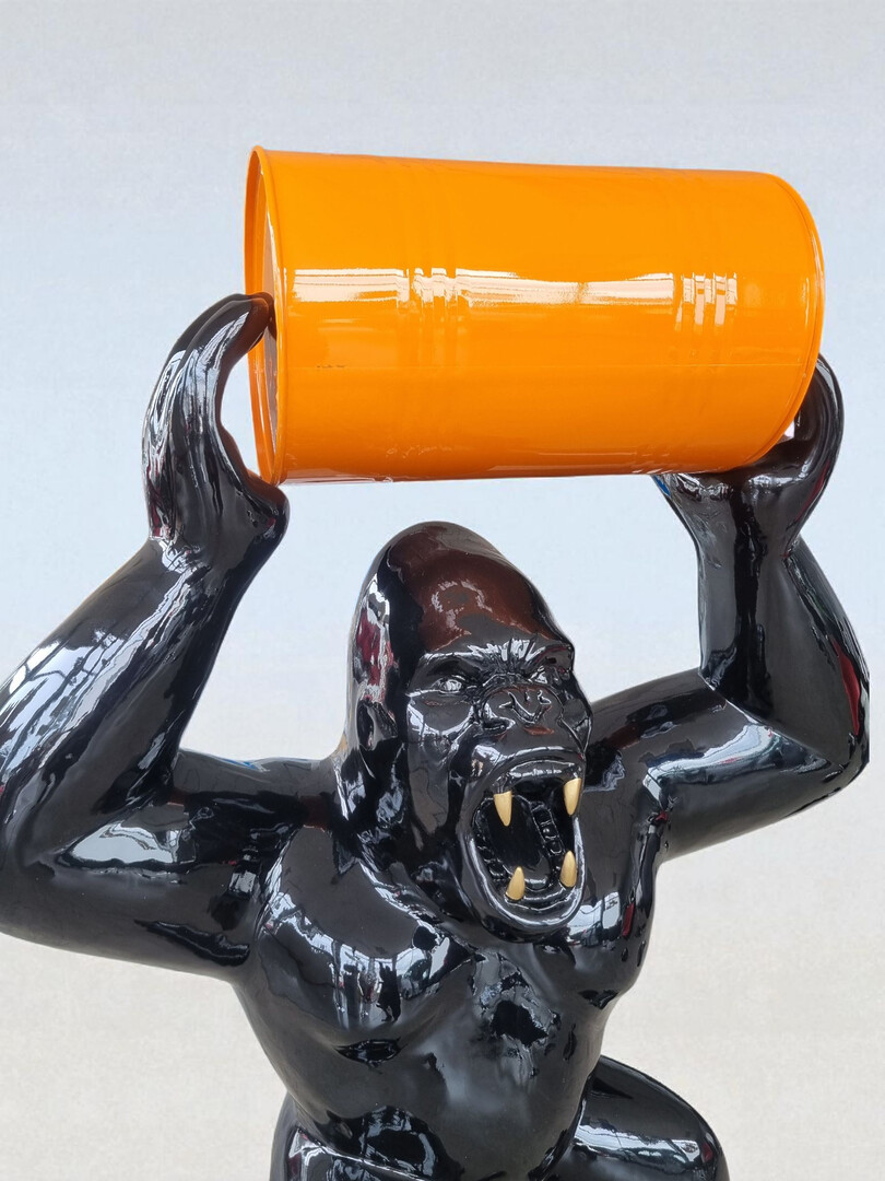 Gorilla Glänzender schwarzer Gorilla Affe mit orangefarbenem Fass. Gorilla Affe mit Fass Kunstbemalung Deko Skulptur.