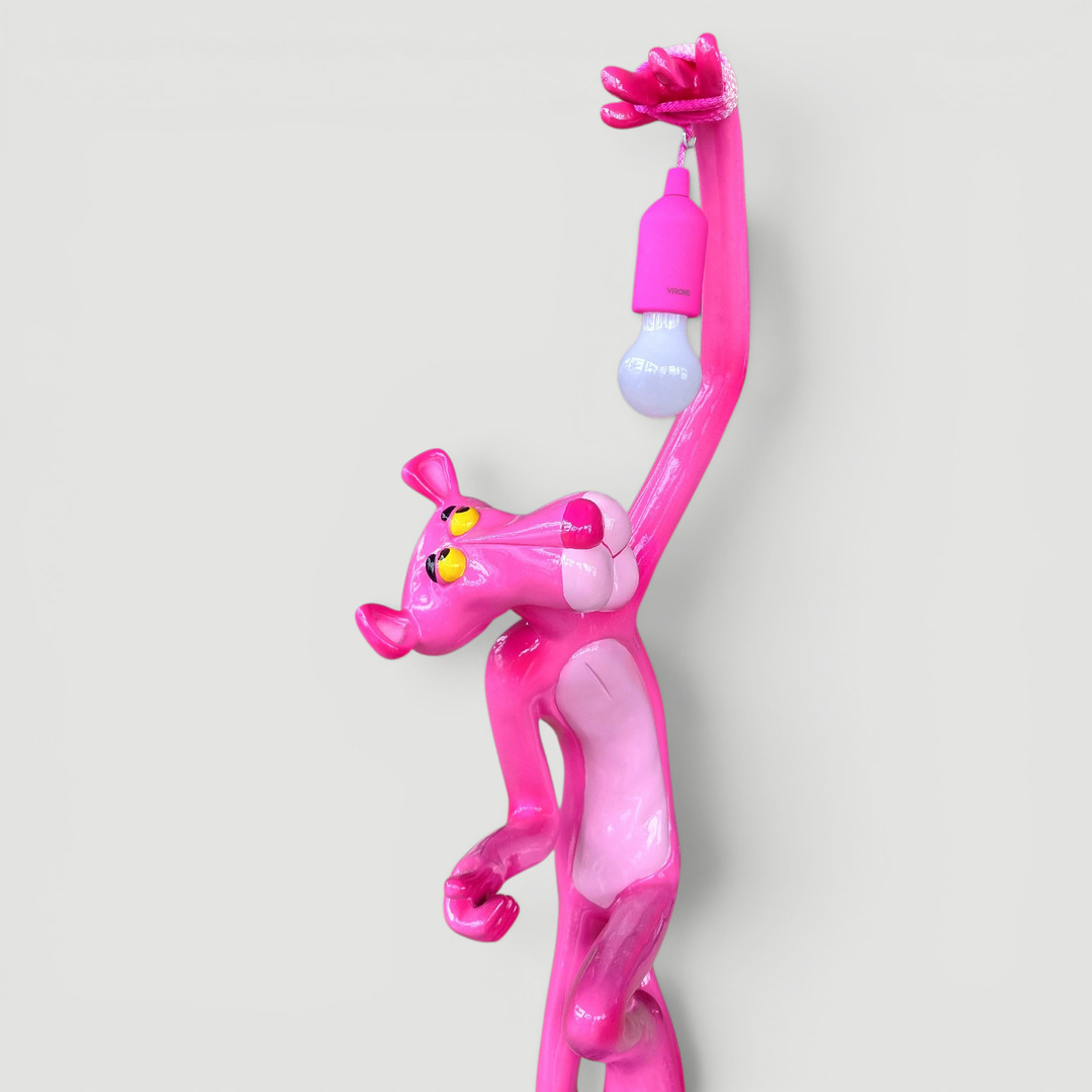 Pink Panther Pink Panther Pop-Art-Lampe aus Kunstharz, 110 cm groß, hält eine Glühbirne.