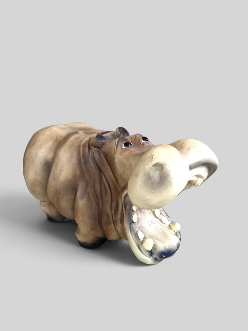 Lustige Hippo-Statue mit offenem Maul aus Keramik, handbemalt.