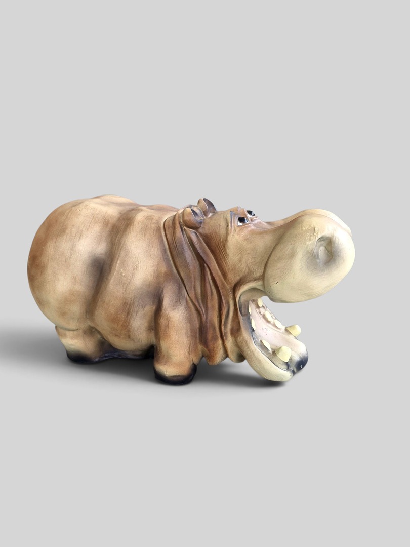 Niedliche Hippo-Statue mit offenem Mund und lustigem Ausdruck, aus Harz gefertigt.