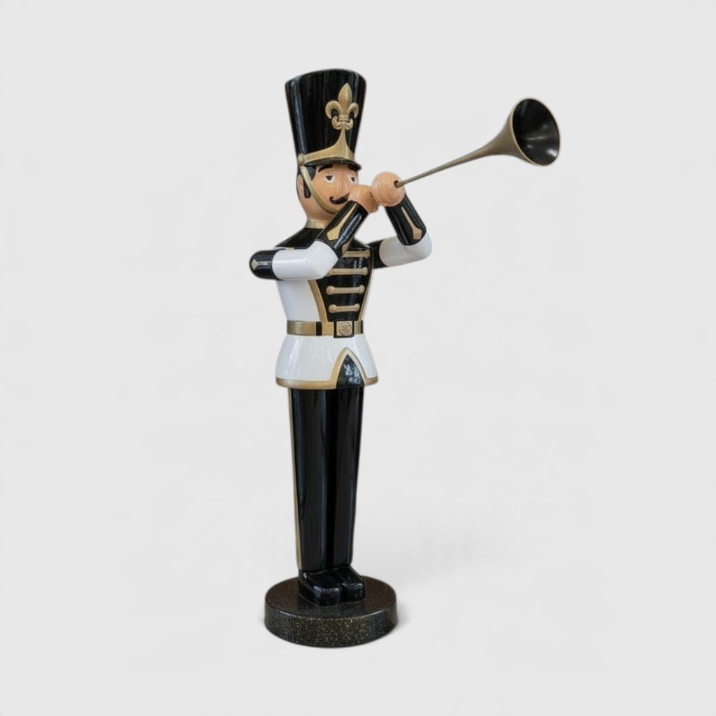 Dekorative Holzfigur eines Trompeters in Uniform, spielt ein goldenes Horn.