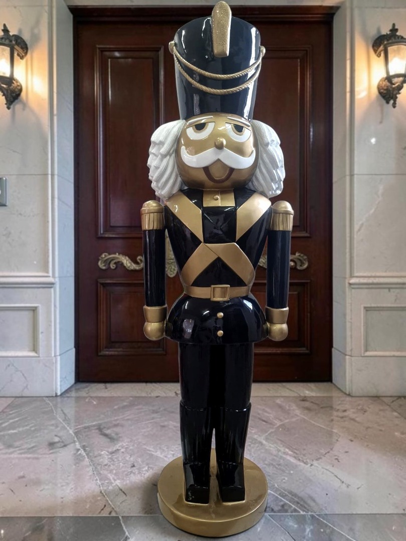 Nussknacker Großer Nussknacker Soldat in Schwarz und Gold mit detaillierter Uniform und Hut.